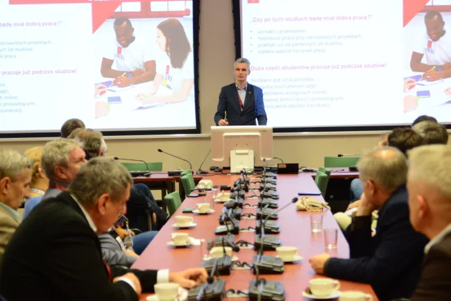 Uczestnicy konferencji podczas prezentacji prodziekana