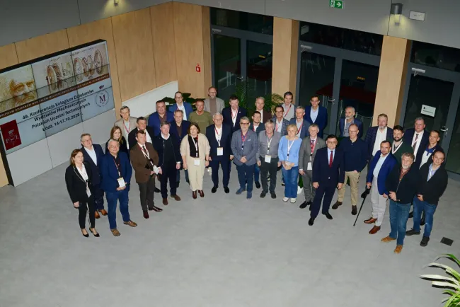 Zdjęcie grupowe wszystkich uczestników konferencji Dziekanów