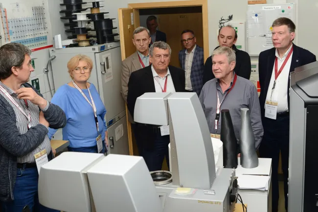Uczestnicy konferencji podczas wizyty w jednostkach Wydziału